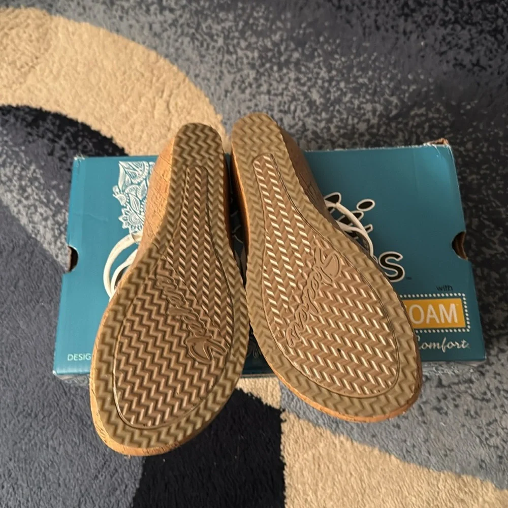 Total comfort Skechers Women's White wedge Sandals - Picture 7 of 9